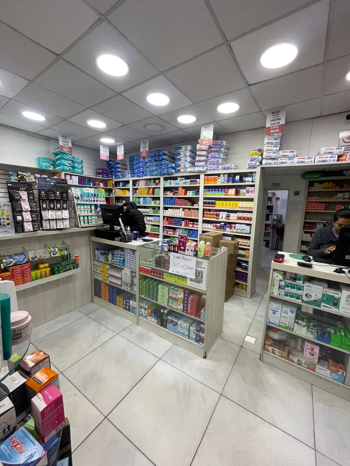 Balcão e medicamentos da drogaria