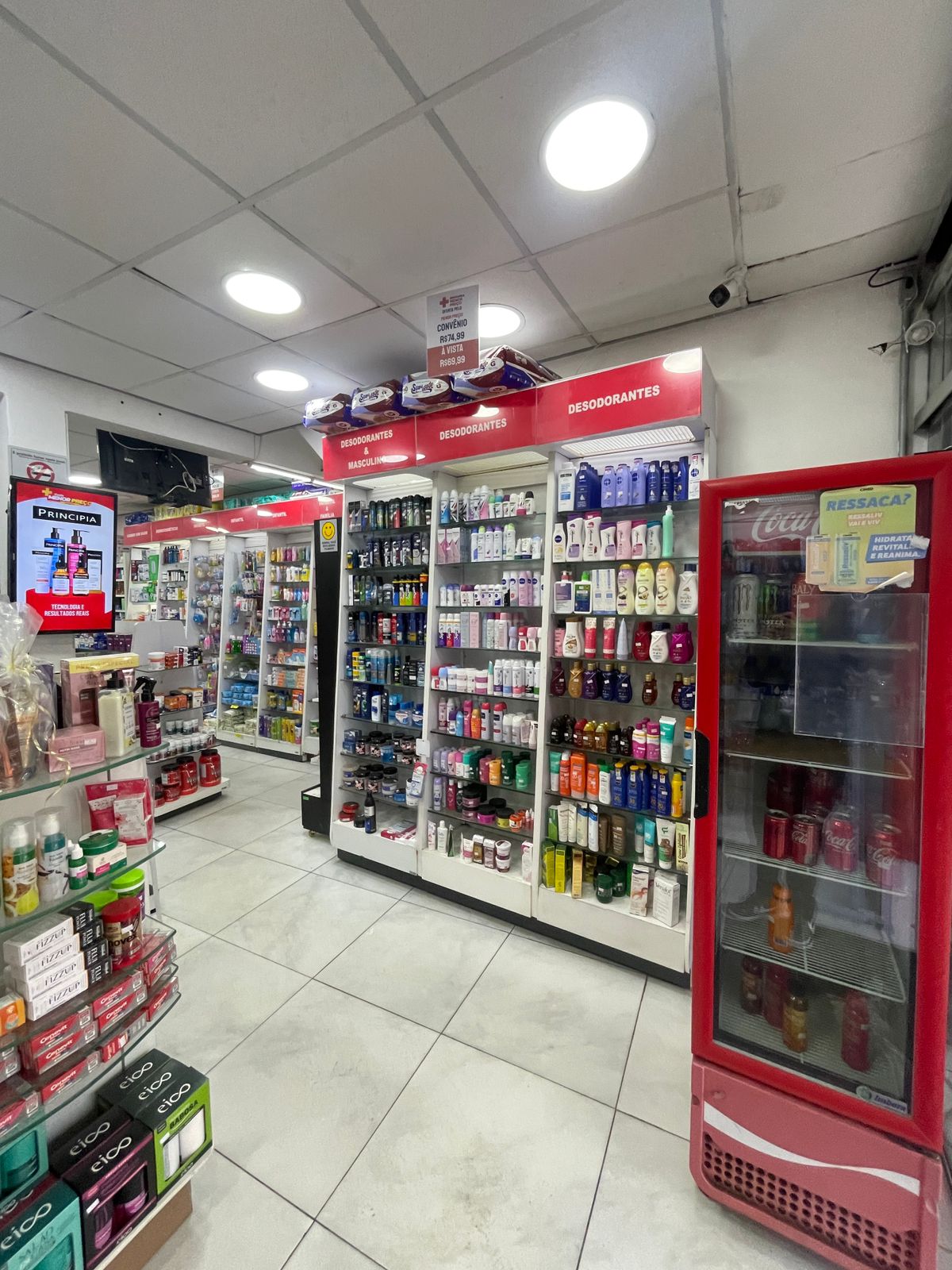 Prateleiras de desodorantes e perfumaria